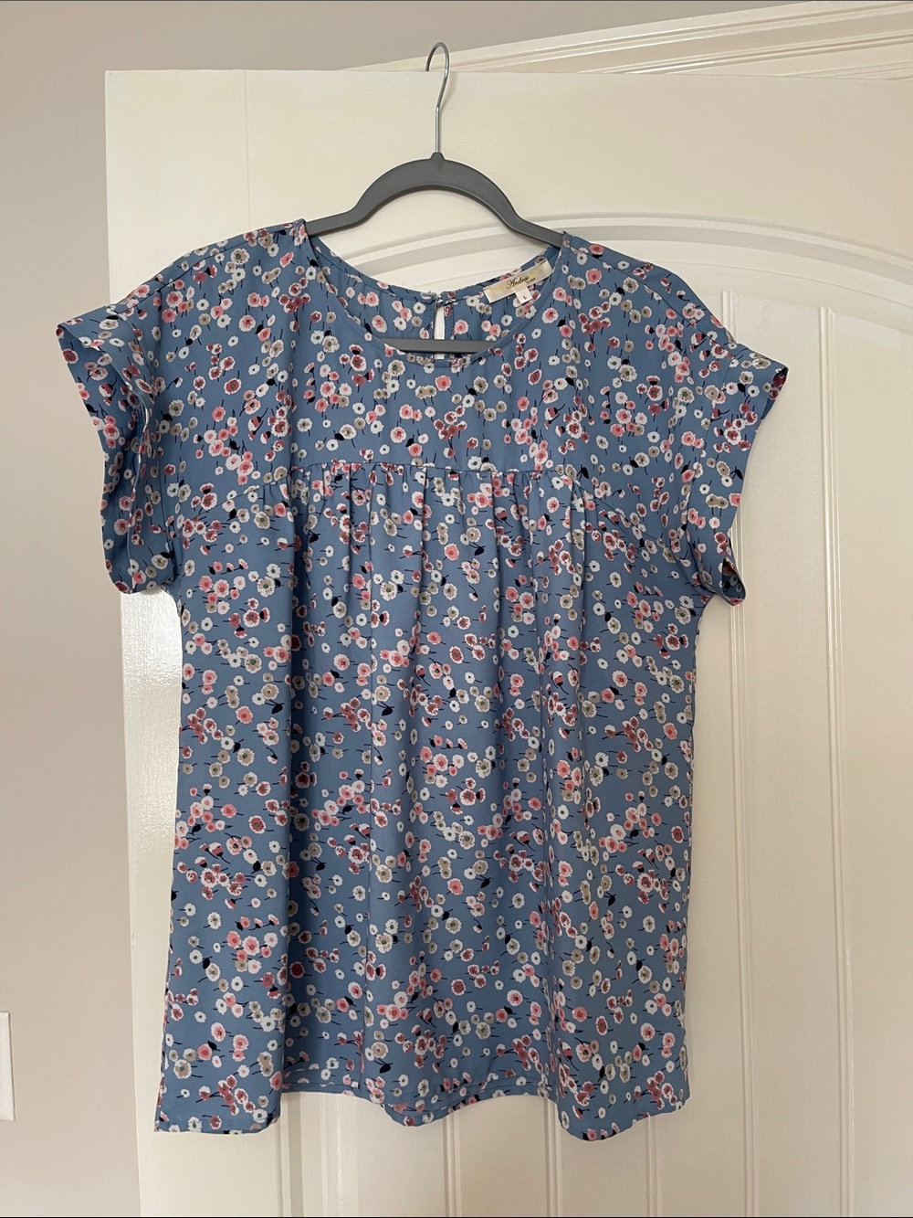 ANDREE BY UNIT Blue Floral Cap-Sleeve Pleated Blouse